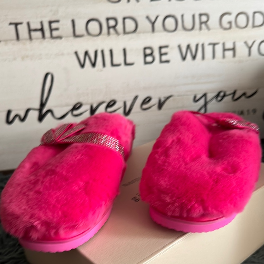 Gianni Bini Pink Fuzzy Slippers *BRAND NEW*